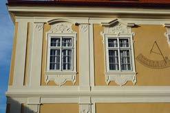 a b Panenské Břežany (okres Praha-východ), zámek: a průčelí zámecké budovy s novobarokně upraveným architektonickým členěním tvarově precizně obnovené zkušeným štukatéry, b detail obnoveného průčelí