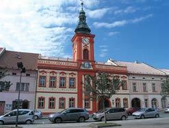 a Rakovník (okres Rakovník), radnice čp. 27, Husovo náměstí. Realizačně náročná byla oprava uliční a dvorní fasády radničního domu s třípatrovou věží v hlavní ose.