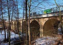 a Úvaly (okres Praha-východ), devítiobloukový železniční most přes Výmolu v km 387,144, stav v lednu 2017 po dokončení pískového nátěru.