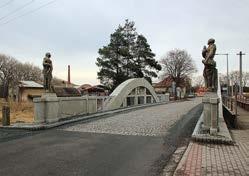 V důsledku negativně vyhodnocených vzorků byly omítky z větší části ponechány a konstrukce byla opatřena pouze prodyšným sjednocujícím nátěrem (foto A. Rákosníková).