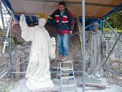 Dobříš (správní obvod obce Dobříš), areál kostela sv. Kříže, socha sv. Linharta, kopie a originál, polovina 18. stol., stav v průběhu provádění prací.