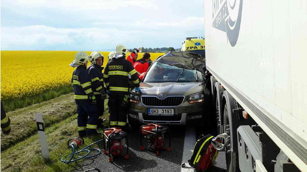 pro efektivní zásah. Ze sady byly využity hydraulické nůžky a motorová pohonná jednotka pro vyproštění osob z havarovaných vozidel. Více o mimořádné události na: http://www.hzscr.