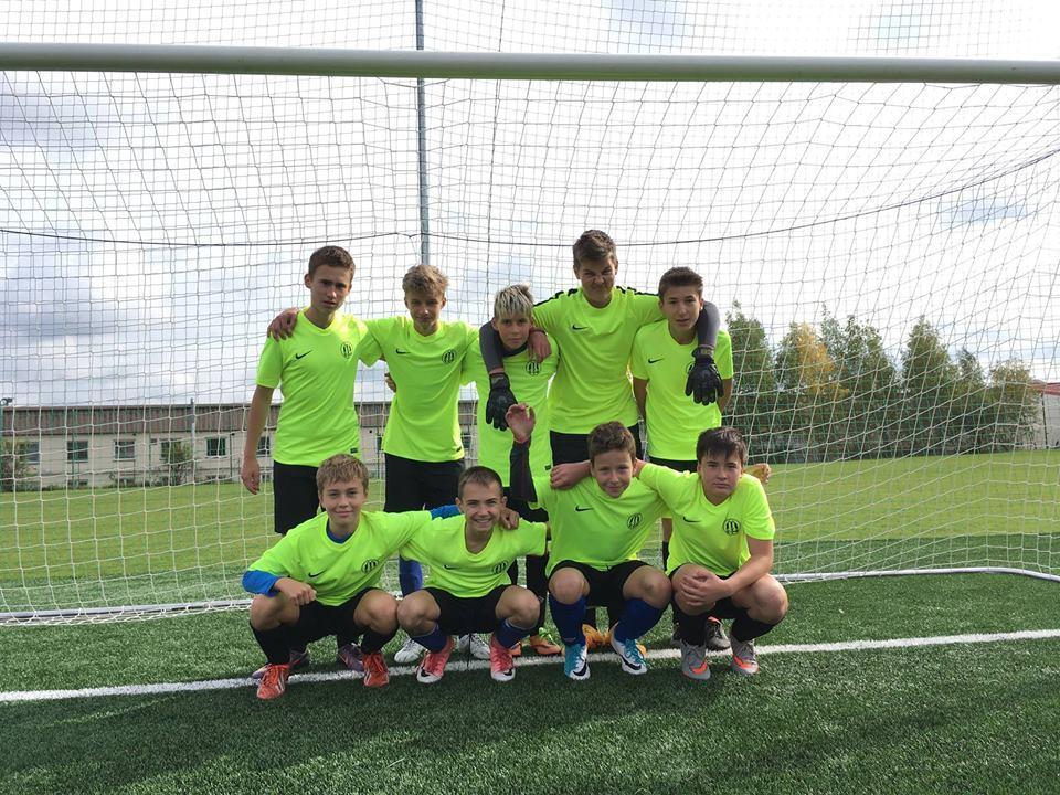 ZŠ Karlov Fotbal V měsíci říjnu se uskutečnil turnaj ve fotbale, účastnilo se hodně škol, takže pro náš tým z Karlova to byla velká konkurence.