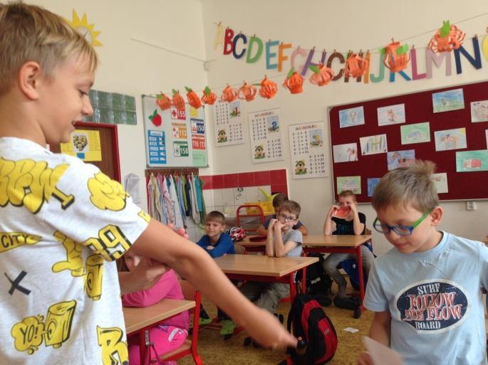 Vedoucí žákovské rady paní učitelka Monika Balatová proměnila prostory svého domu v sušírnu šípků. A vyhlásila soutěž o nejlepší sběrače, čímž podnítila všechny zúčastněné k souboji do posledního dne.