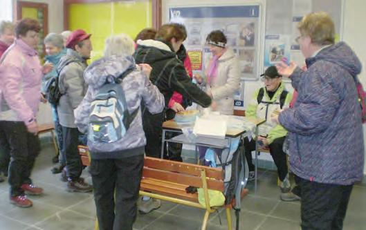 Také jsme si ukázali rodný dům generála Kutlvašra, známého z osvobozování Prahy. U dalšího rumunského památníku jsme se zastavili v Michalovských lesích, které jsme procházeli.