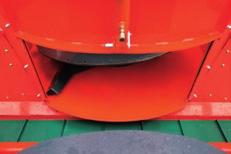 Vozy PROFILE CROSSMIX 2 CS disponují velmi širokými výpadními otvory, které měří 1200 mm. To ve spojení s širokým příčným dopravníkem umožňuje plynulé krmení i suchých popř. dlouhých materiálů.
