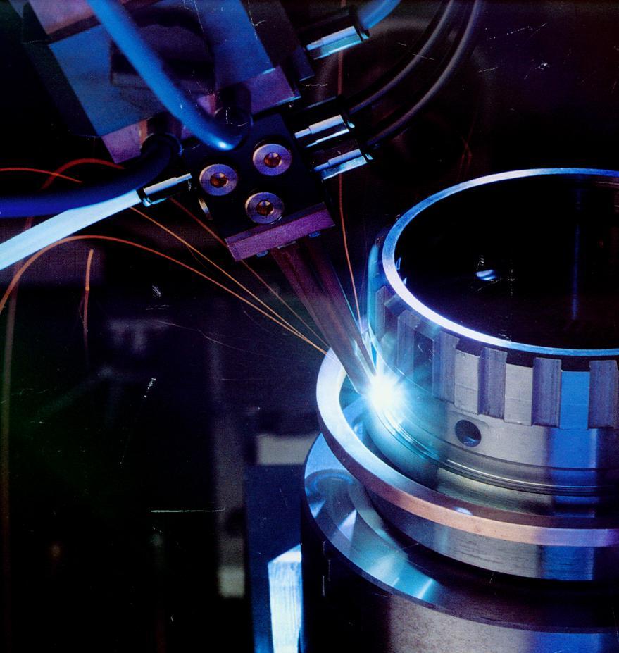 Obr. 4.12 Laserové svařování dílce převodovky s předehřevem materiálu induktorem.