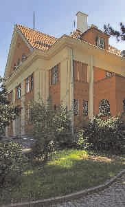 MĚSTSKÉ MUZEUM V KRNOVĚ VE VILE THEODORA FLEMMICHA Nedaleko centra města Krnova na Hlubčické ulici naleznete vilový objekt, který si nechal zbudovat jako rodinné sídlo místní textilní továrník