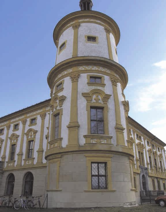 ZÁMEK LINHARTOVY Milujete umění, výstavy, kulturu? A ještě navíc kolo? Zajeďte si do Linhartov! Linhartovy leží na hranicích Osoblažska a Krnovska.