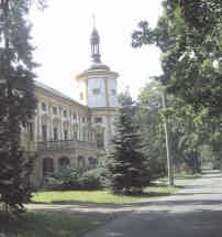 Cały rok odbywają się tutaj imprezy kulturalne i wystawy. We wnętrzach zamku jest wiele eksponatów.