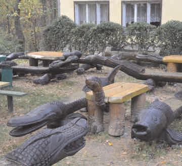 WIEŻA WIDOKOWA STRAŻYSZCZE W UWALNIE I MUZEUM HANSA KUDLICHA DOJAZD: Wieża widokowa: - samochodem 7,5 km od Krnowa w kierunku Opawy - piechotą z centrum Krnowa zielonym szlakiem turystycznym 7,5 km -
