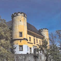 ZÁMEK DÍVČÍ HRAD A PŘÍRODNÍ PAMÁTKA OBLÍK Jste typ se smyslem pro romantiku? Pak nevynechejte při poznávání Osoblažska prohlídku exteriéru zámku v Dívčím Hradě a přírodní památku Oblík.