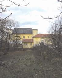 století byl ale přestavěn na renesanční zámek, který je typově příbuzný se severoitalskými kostely s prvky pevnostní architektury.
