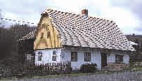 Už při příjezdu do vesničky vás ohromí jedinečně dochovaný soubor lidové architektury, který pojímá 14 roubených objektů. Neopomeňte však navštívit kostel stojící uprostřed obce. Farní kostel sv.