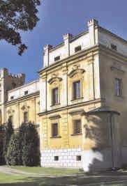 ZAMEK ŚLĄSKIE RUDOLCICE DOJAZD: - samochodem około 28 km od Krnowa, kierunek Osobłoga, - pociąg dworzec kolejowy Śląskie Rudolcice, dalej 1 km piechotą - autobus przystanek Sląskie Rudolcice, rynek,