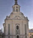 Na západním konci Města Albrechtic uvidíte zámek zvaný Nový, postavený v roce 1837 v empírovém stylu opavskými velkoobchodníky Vincencem Tlachem a Vincencem Keilem.