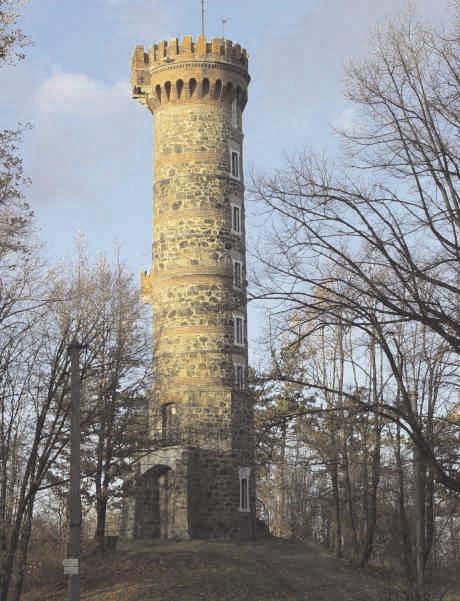 ROZHLEDNA NA CVILÍNĚ Zcela jistě by si turisté neměli nechat ujít úchvatný výhled na okolí Krnova z Cvilínské rozhledny, z níž lze za pěkného počasí vidět i nejvyšší moravský vrchol Praděd.