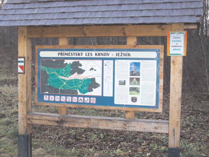 Z rozhledny je nádherný výhled do širokého okolí lze zahlédnout i Beskydy s Lysou horou, Jeseníky s Pradědem, Město Albrechtice, Chomýž, Linhartovy a část Polska.