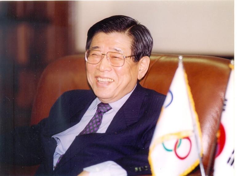 Kim Un-yong 19.3.1931 2.10.2017 1971 23.1. Zvolen prezidentem Korejské Taekwon-Do Asociace. Následně ukončil na nátlak vlády spolupráci KTA s ITF. 1973 Zakládá WTF a stává se jejím prezidentem.