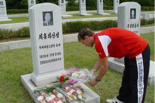 15.6.2002 Generál Choi Hong-hi v Pchjongjangu v KLDR umírá. Ve stejný den