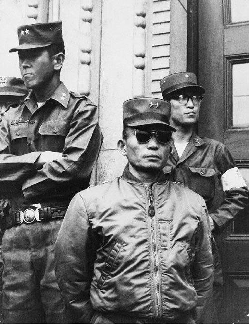 17. prosince 1963 Prezidentem jižní Koreje se po vojenském převratu stává generál Pa(r)k Chung-hi (*1917).