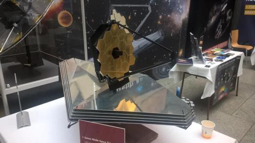 Ředitel Hvězdárny v Úpici je členem výkonného výboru České astronomické společnosti, předsedou Východočeské pobočky této společnosti a také předsedou Asociace Hvězdáren a Planetárií.