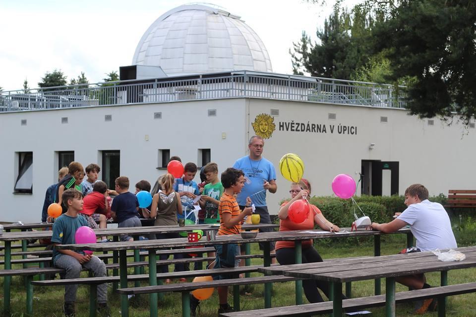 I v roce 2017 se úpická hvězdárna a děti z jejích astronomických kroužků podíleli na této akci.