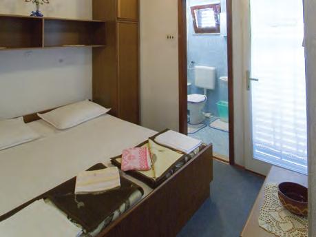 A3 apartmán pro 3 osoby 1x2-lůžková a 1x1-lůžková ložnice, koupelna, kuchyň, balkon moře, klimatizace, TV-SAT A4 apartmán pro 4 osoby 2x2-lůžková ložnice, 2x