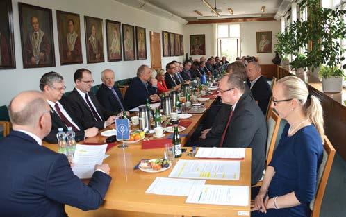 informace VĚDECKÁ RADA VETERINÁRNÍ A FARMACEUTICKÉ UNIVERZITY BRNO Jednání Vědecké rady VFU Brno Vědecká rada Veterinární a farmaceutické univerzity Brno působí od dubna 2018 v novém složení.