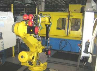 Str. 22 robotizovaném pracovišti zastává funkci obsluhy všech tří brousících strojů, zakládá a vyjímá ložiskové kroužky. Obr. 14.