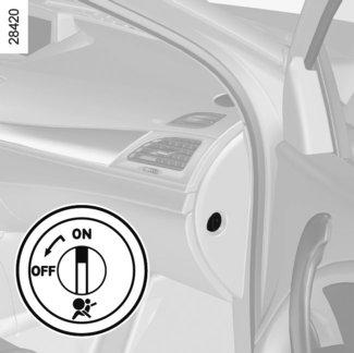 BEZPEČNOST DĚTÍ: deaktivace/aktivace airbagu předního spolujezdce (3/3) 1 4 VÝSTRAHA Z důvodu neslučitelnosti spuštění airbagu spolujezdce vpředu a umístěním dětské sedačky zády ke směru jízdy, NIKDY