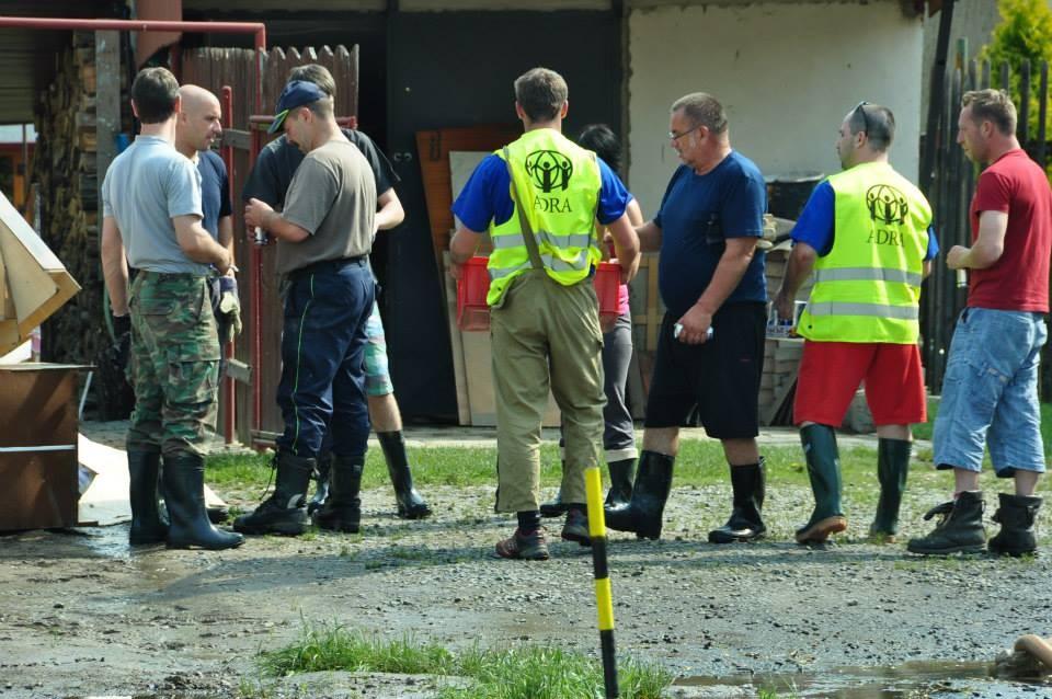 Člověk v tísni: Povodně již pošesté pojištění může vztahovat ke způsobené škodě dobrovolníkem v průběhu výkonu jeho dobrovolnické činnosti 8. Obrázek 4: Dobrovolníci při povodních 2013 Zdroj: ADRA o.