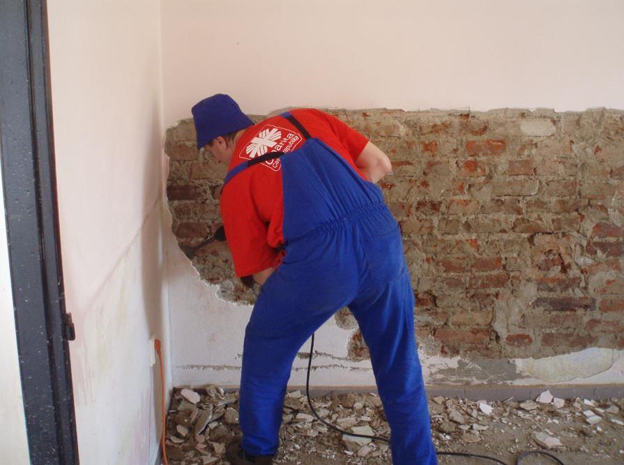 Charita Česká republika při povodních Charita získané zkušenosti využila při následujících povodních v letech 2002, 2006, 2009, 2010 i 2013, při kterých úročila své znalosti, střediska materiální
