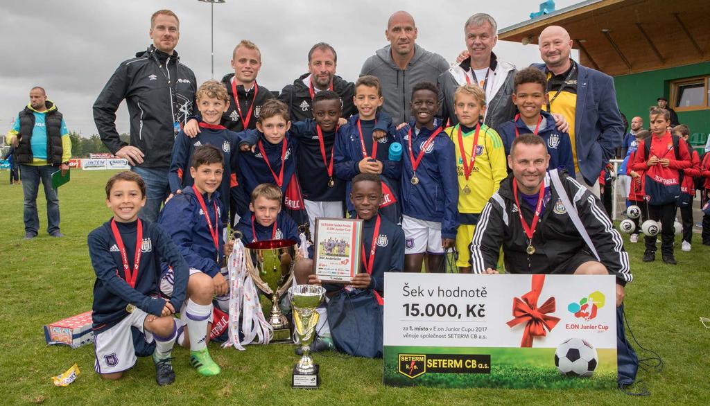 24 Září 2017 E.ON Rodinný fotbálek SETERM Velké finále E.ON Junior Cupu ovládl Anderlecht Brusel Až penaltový rozstřel určil vítěze 13. ročníku E.ON Junior Cupu. Belgický Brusel po něm zdolal malé fotbalové naděje AC Sparta Praha 3:2.