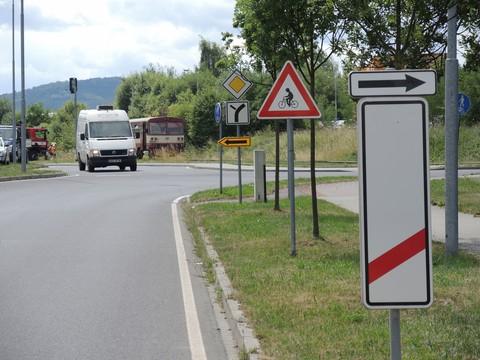 Obr. č. 5: Pohled ve směru jízdy OA k přejezdu Zdroj: DI Obr. č. 6: Pohled ve směru jízdy vlaku Os 17505 k přejezdu DI Zdroj: 4.
