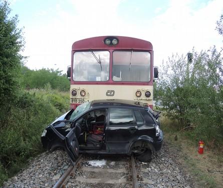 1 SHRNUTÍ Zdroj: DI Skupina události: nehoda. Vznik události: 12. 7. 2017, 7.23.30 h. Popis události: střetnutí vlaku Os 17505 se silničním motorovým vozidlem osobním automobilem.