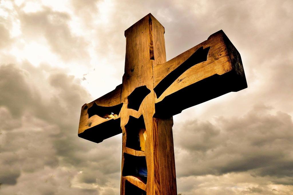 Máme nový symbol naděje Pokud jezdíte na Baťově kolem azylového domu Samaritán, jistě jste si jej už všimli. Řeč je o novém dřevěném kříži, který se tyčí v rohu zahrady. Ve čtvrtek 6.