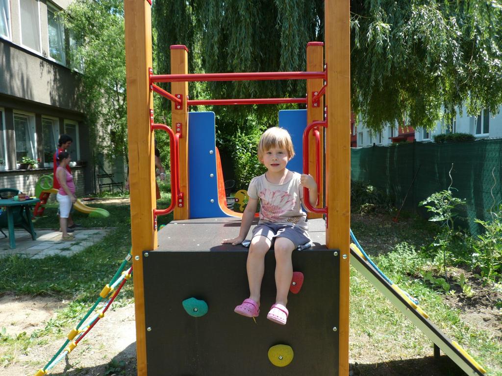 Dobrá věc se podařila, díky daru Nadace ČEZ máme nové hřiště! Ve středu 28.