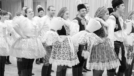 28 PLESY NA SLOVÁCKU Dojeli se pochlubit až z Hovoran Na moravskou besedu nezůstali sami Půl roku předem hodová chasa pilně pracovala na tom, aby se