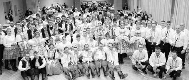 Hlavním požadavkem mladých milovníků folklorních tradic bylo zaplnit sál kulturního domu pestrými kroji z jižní Moravy.