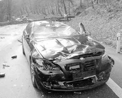 4 KRIMI NA SLOVÁCKU Na bavorák spadl strom, auto posádku ochránilo! Zloděj si vytáhl z košíku 10 tisíc UHERSKÝ BROD Osobní doklady, platební karta a deset tisíc v hotovosti.