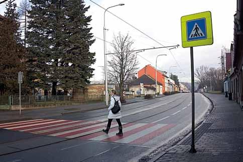 přechod vozovky. Pozor na nebezpečí, která přinášejí vícepruhové komunikace.