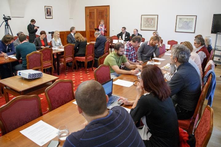 Závěr a další pokračování Na závěr workshopu byly sumarizovány hlavní aspekty problematiky veřejného zadávání a doporučení, která jsou shrnuta v následujícím přehledu.