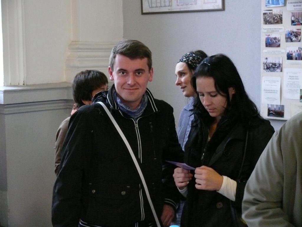 Vernisáž byla zahájena krásnými židovskými písněmi v podání souboru Gaudium. Poté se slova ujal pastor Husova sboru pan Phanuel Osweto, který přivítal p ř í t o m n é a zejména paní dr.