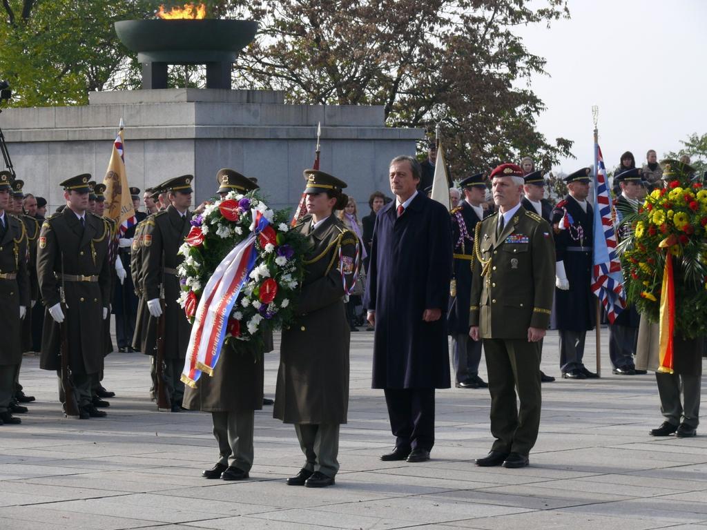 Z P R A V O D A J 96. VÝROČÍ VZNIKU ČESKOSLOVENSKA... Foto nahoře: ses. Lucie Krejsová nese věnec za rezort Ministerstva obrany a Generálního štábu AČR. Foto vpravo: br.