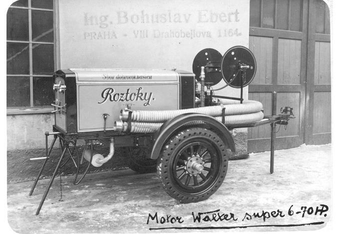 MOTOROVÁ STŘÍKAČKA EBERT ZAJÍMAVÝ OSUD Jan Kostrhoun V roce 1999 jsem při svém pátrání po firmě Ebert nalezl v archivu podniku Walter Jinonice snímek motorové stříkačky s razítkem Ing. Bohuslav Ebert.