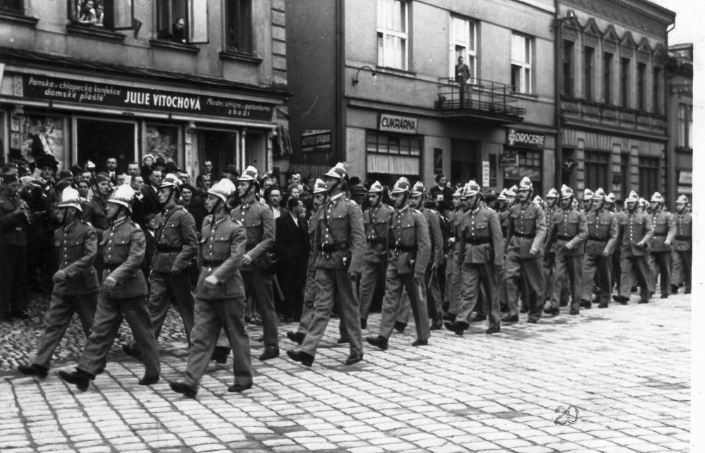 Všeobecná mobilizace mužů do 40let vyhlášena 23. září 1938. Zbylí občané byli hned povoláni na rychlé dokončení opevňovacích prací. Z naší obce odešel početný šik s lopatami a krumpáči 28.