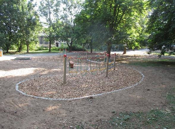 stoly pro stolní tenis (3 ks), nové venkovní posilovací stroje tzv.