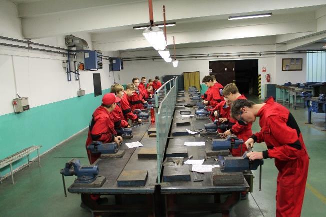 5 Pečovatelské služby 3 13 Zednické práce 1 9 Zednické práce 2 6 Zedník 3 7 Celkem 55 Externí pracoviště (odborný výcvik) Obor Mechanik opravář mot.