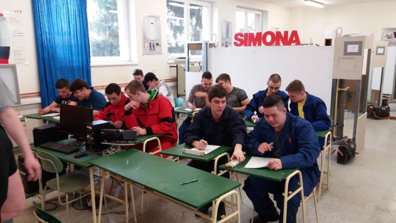 1 Soutěže Ve školním roce 2016/2017 se žáci naší školy zúčastnili následujících soutěží: Soutěž Autoopravář Junior 2017 - kategorie Automechanik Regionální kolo celostátní odborné soutěže